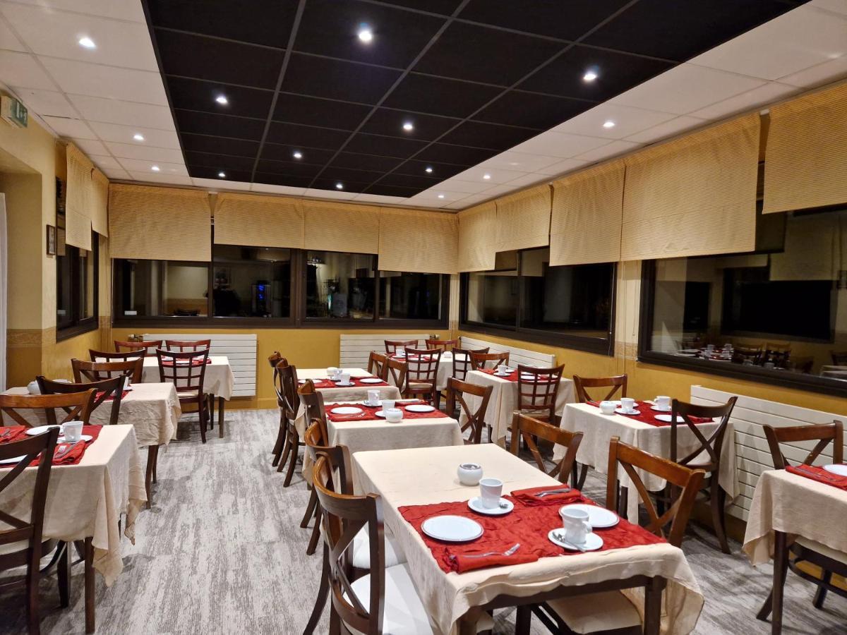 Logis Hotel-Restaurant Les Airelles Neufchatel-en-Bray Exterior photo