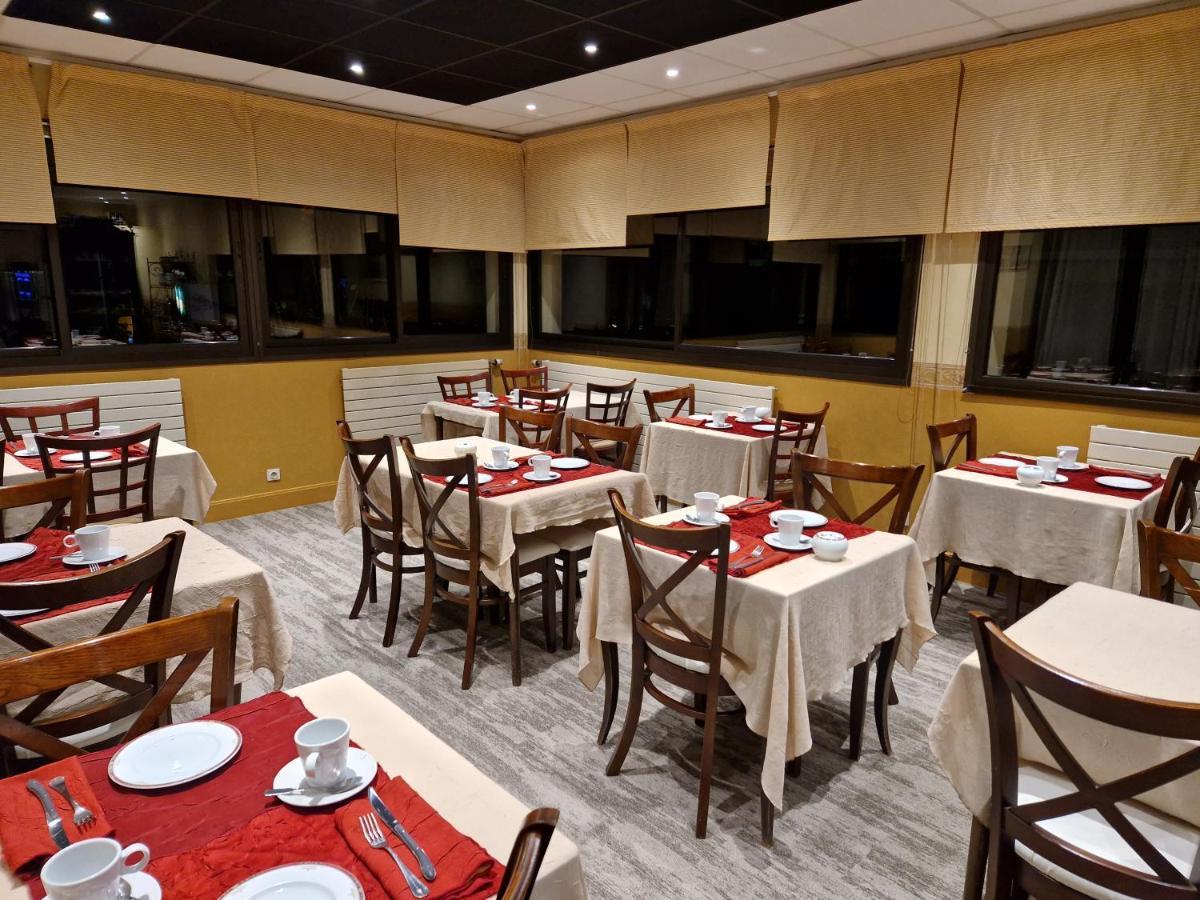 Logis Hotel-Restaurant Les Airelles Neufchatel-en-Bray Exterior photo